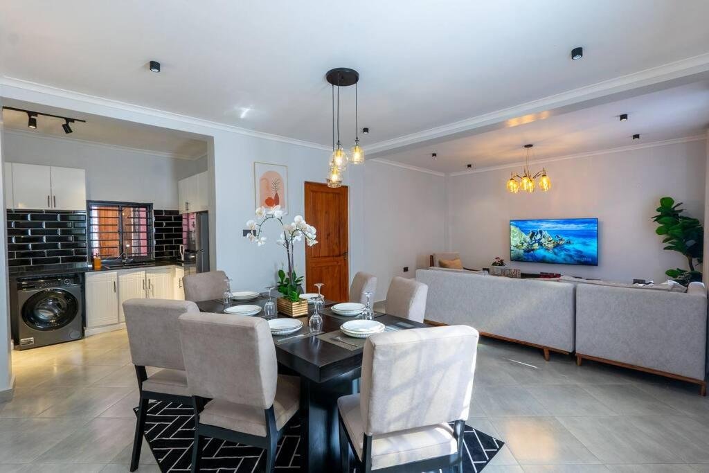 Family-Friendly 2BR: open-plan dining table, living room and kitchen